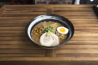 Yeni hazırlanmış yemek / yemek bir restoranda servis edilecek.