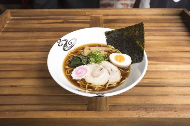 Yeni hazırlanmış yemek / yemek bir restoranda servis edilecek.