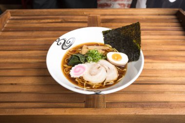 Yeni hazırlanmış yemek / yemek bir restoranda servis edilecek.