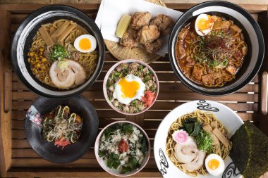 Yeni hazırlanmış yemek / yemek bir restoranda servis edilecek.