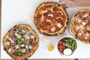 Yeni hazırlanmış yemek / yemek bir restoranda servis edilecek.