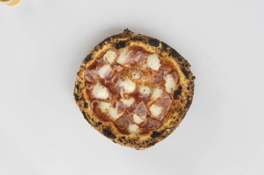 Yeni hazırlanmış yemek / yemek bir restoranda servis edilecek.