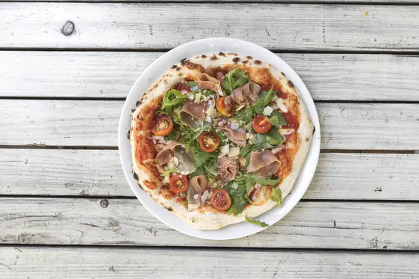 Yeni hazırlanmış yemek / yemek bir restoranda servis edilecek.