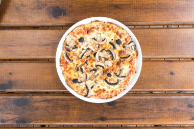 Yeni hazırlanmış yemek / yemek bir restoranda servis edilecek.