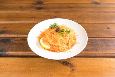 Yeni hazırlanmış yemek / yemek bir restoranda servis edilecek.