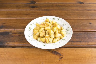 Yeni hazırlanmış yemek / yemek bir restoranda servis edilecek.