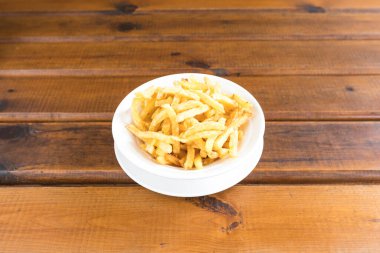 Yeni hazırlanmış yemek / yemek bir restoranda servis edilecek.