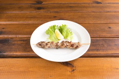 Yeni hazırlanmış yemek / yemek bir restoranda servis edilecek.