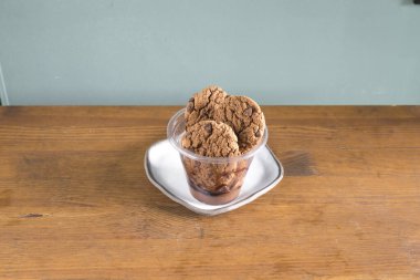 Yeni hazırlanmış yemek / yemek bir restoranda servis edilecek.