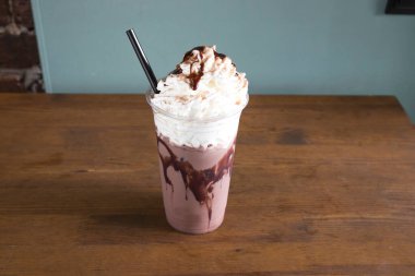 Yeni hazırlanmış yemek / yemek bir restoranda servis edilecek.