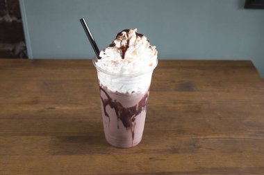 Yeni hazırlanmış yemek / yemek bir restoranda servis edilecek.