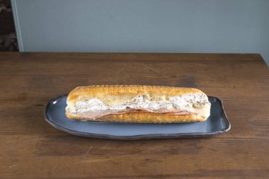 Yeni hazırlanmış yemek / yemek bir restoranda servis edilecek.