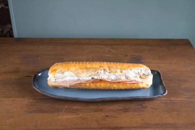 Yeni hazırlanmış yemek / yemek bir restoranda servis edilecek.