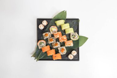 Yeni hazırlanmış yemek / yemek bir restoranda servis edilecek.