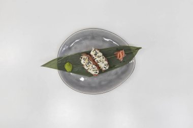 Yeni hazırlanmış yemek / yemek bir restoranda servis edilecek.