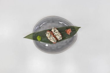 Yeni hazırlanmış yemek / yemek bir restoranda servis edilecek.