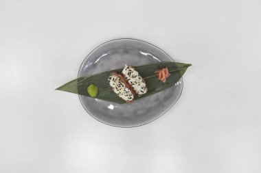 Yeni hazırlanmış yemek / yemek bir restoranda servis edilecek.