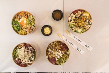 Yeni hazırlanmış yemek / yemek bir restoranda servis edilecek.