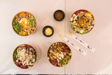 Yeni hazırlanmış yemek / yemek bir restoranda servis edilecek.