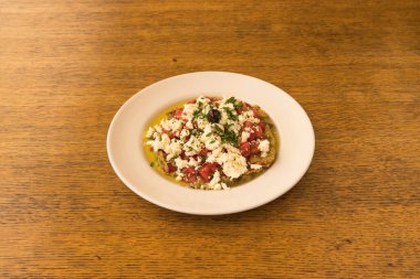 Yeni hazırlanmış yemek / yemek bir restoranda servis edilecek.