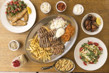 Yeni hazırlanmış yemek / yemek bir restoranda servis edilecek.