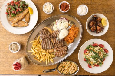 Yeni hazırlanmış yemek / yemek bir restoranda servis edilecek.