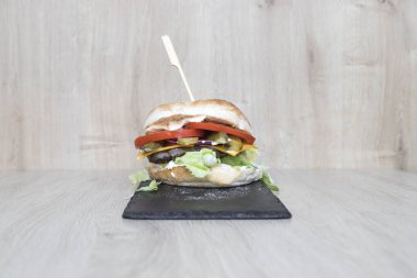 Yeni hazırlanmış yemek / yemek bir restoranda servis edilecek.