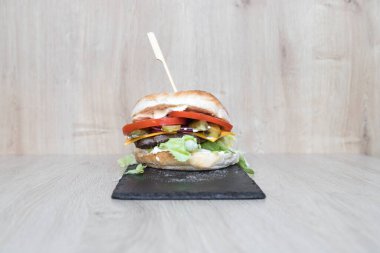 Yeni hazırlanmış yemek / yemek bir restoranda servis edilecek.