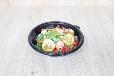 Yeni hazırlanmış yemek / yemek bir restoranda servis edilecek.