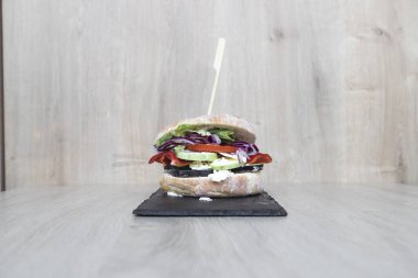 Yeni hazırlanmış yemek / yemek bir restoranda servis edilecek.