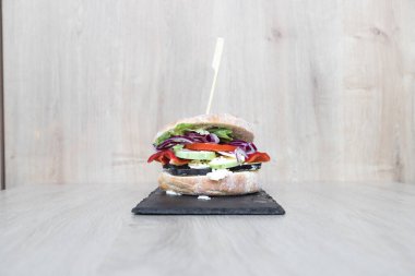 Yeni hazırlanmış yemek / yemek bir restoranda servis edilecek.