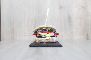 Yeni hazırlanmış yemek / yemek bir restoranda servis edilecek.