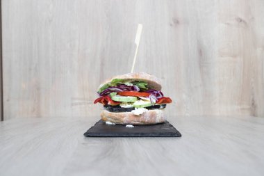 Yeni hazırlanmış yemek / yemek bir restoranda servis edilecek.