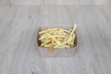 Yeni hazırlanmış yemek / yemek bir restoranda servis edilecek.