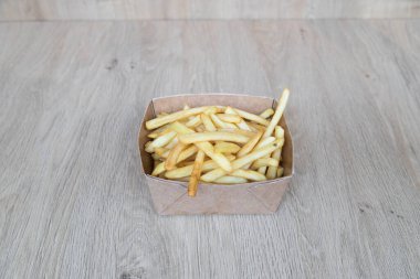 Yeni hazırlanmış yemek / yemek bir restoranda servis edilecek.