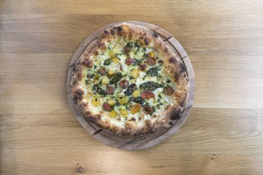 Yeni hazırlanmış yemek / yemek bir restoranda servis edilecek.