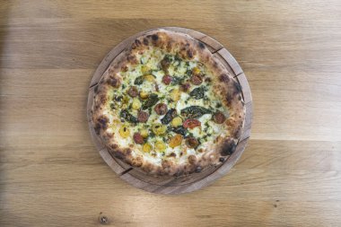 Yeni hazırlanmış yemek / yemek bir restoranda servis edilecek.