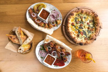 Yeni hazırlanmış yemek / yemek bir restoranda servis edilecek.