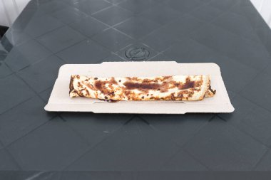 Yeni hazırlanmış yemek / yemek bir restoranda servis edilecek.