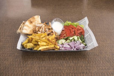 Yeni hazırlanmış yemek / yemek bir restoranda servis edilecek.