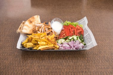 Yeni hazırlanmış yemek / yemek bir restoranda servis edilecek.