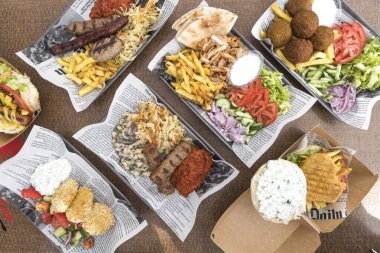 Yeni hazırlanmış yemek / yemek bir restoranda servis edilecek.