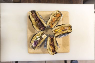 Yeni hazırlanmış yemek / yemek bir restoranda servis edilecek.