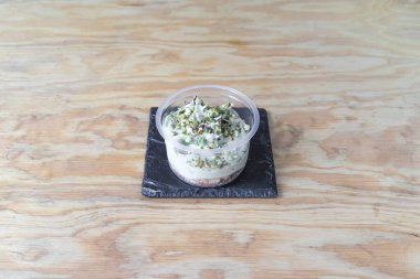 Yeni hazırlanmış yemek / yemek bir restoranda servis edilecek.