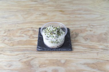 Yeni hazırlanmış yemek / yemek bir restoranda servis edilecek.