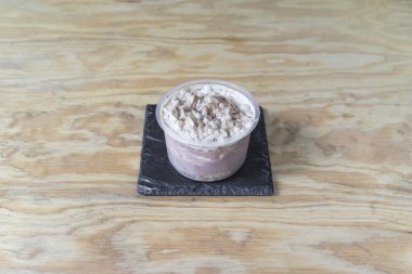 Yeni hazırlanmış yemek / yemek bir restoranda servis edilecek.