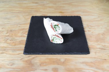 Yeni hazırlanmış yemek / yemek bir restoranda servis edilecek.