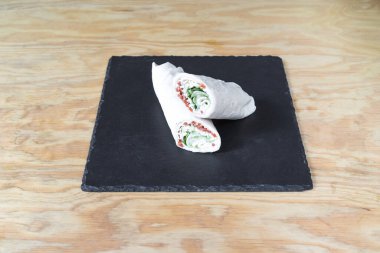 Yeni hazırlanmış yemek / yemek bir restoranda servis edilecek.