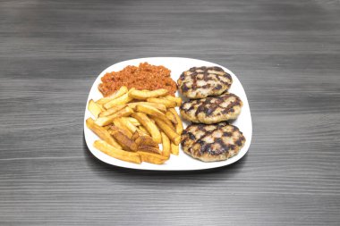 Yeni hazırlanmış yemek / yemek bir restoranda servis edilecek.