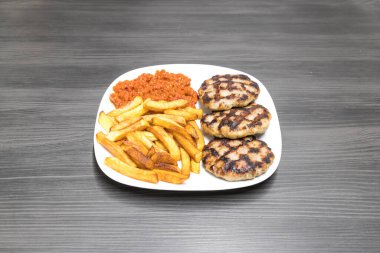 Yeni hazırlanmış yemek / yemek bir restoranda servis edilecek.